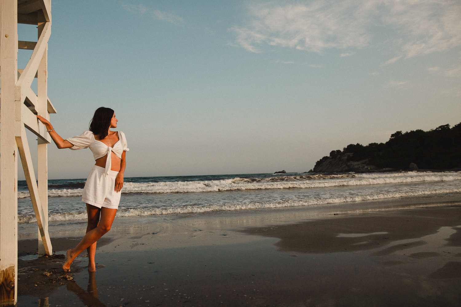 High school senior enjoying a Wanderlust senior portrait experience at sunset on the beaches of Newport, Rhode Island with Jennifer Helmka, Photographer.